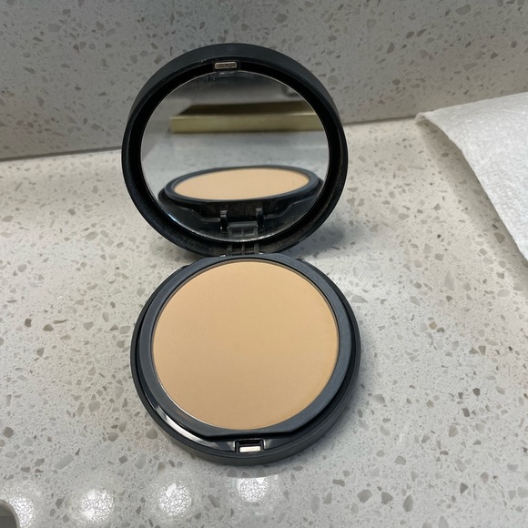 bareMinerals - BAREPRO Powder Foundation - Picture 2 of 4